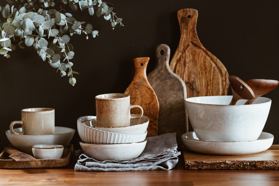 Ensemble de vaisselle de cuisine en céramique et planches à découper en bois sur une table par Edalin Photography sur 500px.com