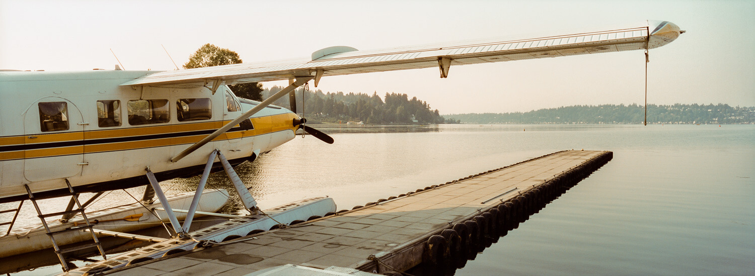 CineStill 400D - Hasselblad Xpan - Kenmore Air - Kenmore Air Harbour au bord nord du lac Washington également pendant une matinée remplie de fumée.
